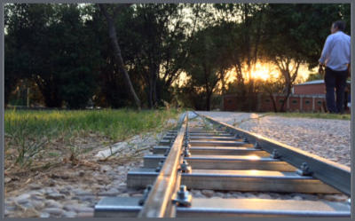 Vía de 5 pulgadas al atardecer